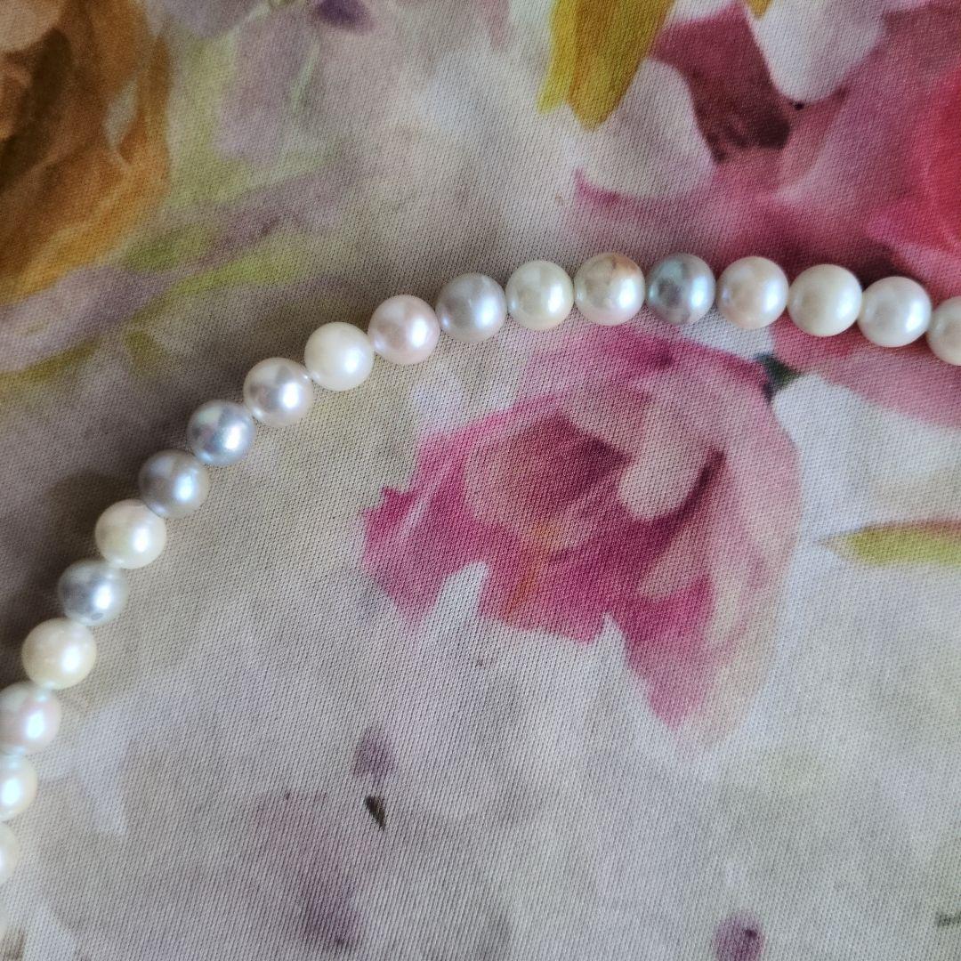 Simple Akoya pearl necklace with white and light gray pearls, 8-8.5mm size, 43cm length