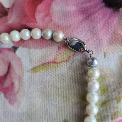 Simple Akoya pearl necklace with white and light gray pearls, 8-8.5mm size, 43cm length