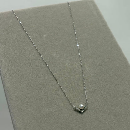 Law Pink Akoya pearl necklace with 0.03ct diamond set in platinum, featuring 3.5-4.0 mm pearls on a 41 cm chain