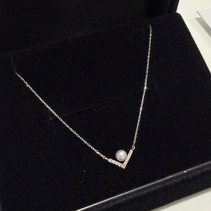 Law Pink Akoya pearl necklace with 0.03ct diamond set in platinum, featuring 3.5-4.0 mm pearls on a 41 cm chain