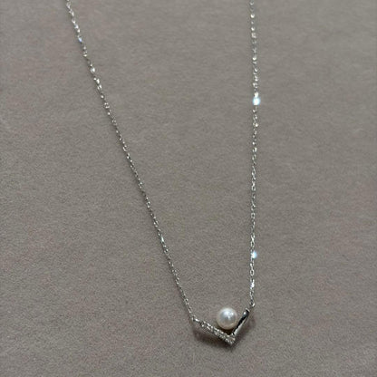 Law Pink Akoya pearl necklace with 0.03ct diamond set in platinum, featuring 3.5-4.0 mm pearls on a 41 cm chain