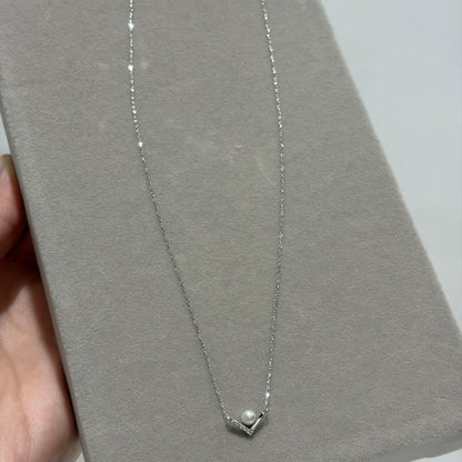 Law Pink Akoya pearl necklace with 0.03ct diamond set in platinum, featuring 3.5-4.0 mm pearls on a 41 cm chain