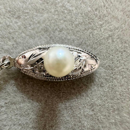 Akoya pearl necklace 7.5-8mm with silver clasp displayed with certificate and case