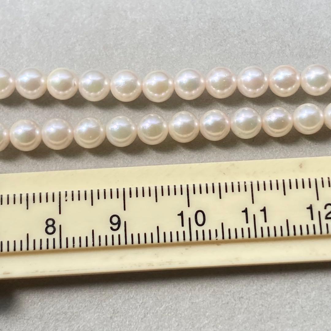 Close-up of Akoya pearl necklace featuring 5mm pearls and a silver clasp with 43.5 cm length