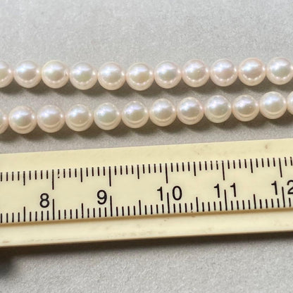 Close-up of Akoya pearl necklace featuring 5mm pearls and a silver clasp with 43.5 cm length