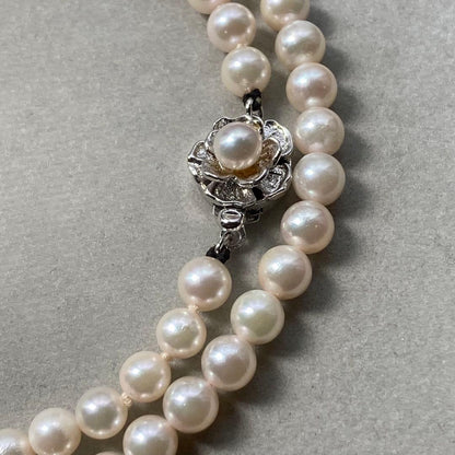 Close-up of Akoya pearl necklace featuring 5mm pearls and a silver clasp with 43.5 cm length