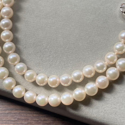 Close-up of Akoya pearl necklace featuring 5mm pearls and a silver clasp with 43.5 cm length