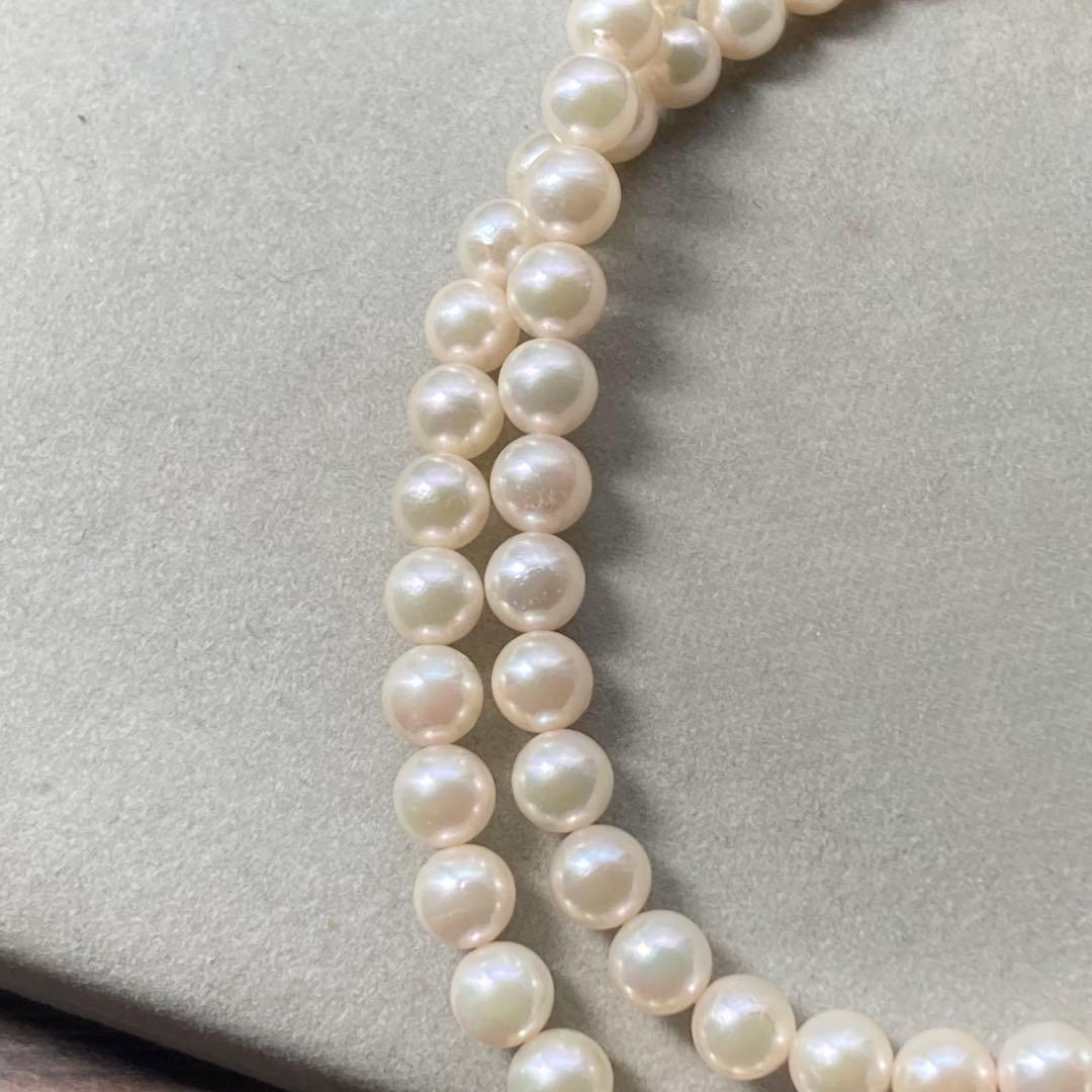 Close-up of Akoya pearl necklace featuring 5mm pearls and a silver clasp with 43.5 cm length