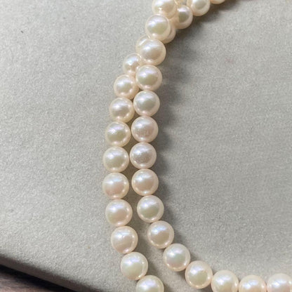Close-up of Akoya pearl necklace featuring 5mm pearls and a silver clasp with 43.5 cm length