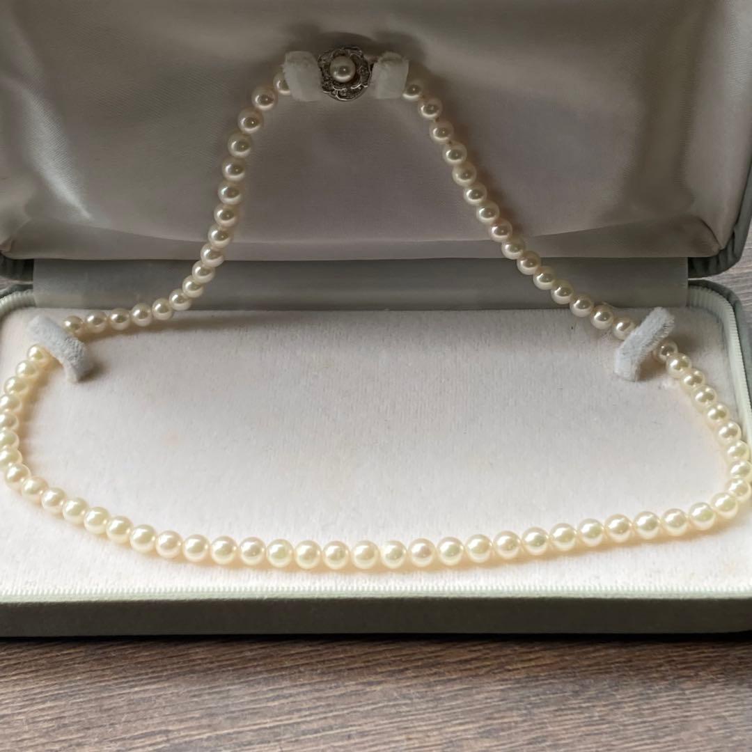Close-up of Akoya pearl necklace featuring 5mm pearls and a silver clasp with 43.5 cm length