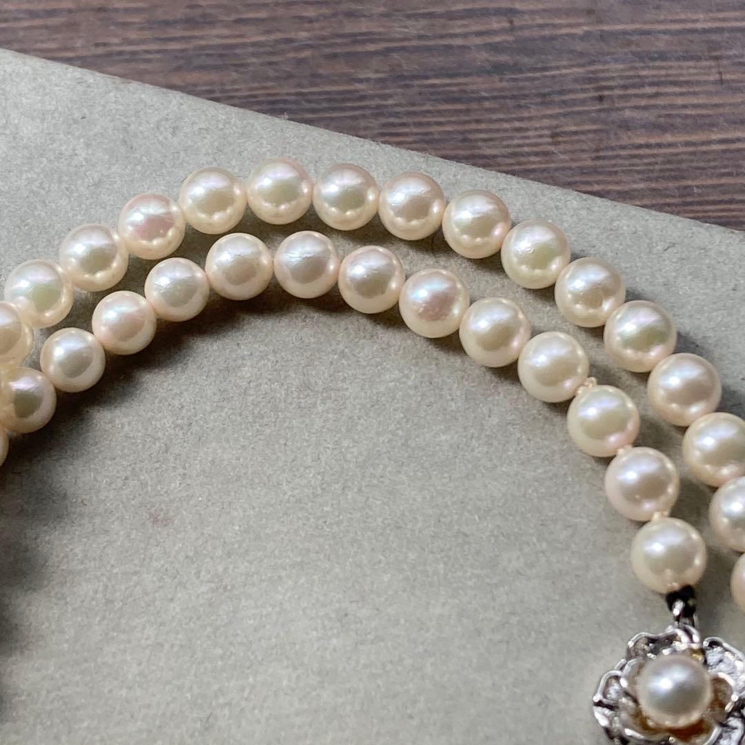 Close-up of Akoya pearl necklace featuring 5mm pearls and a silver clasp with 43.5 cm length