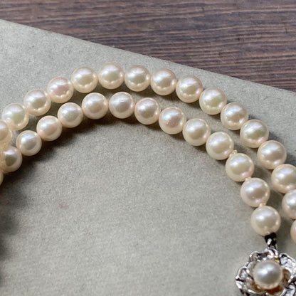 Close-up of Akoya pearl necklace featuring 5mm pearls and a silver clasp with 43.5 cm length