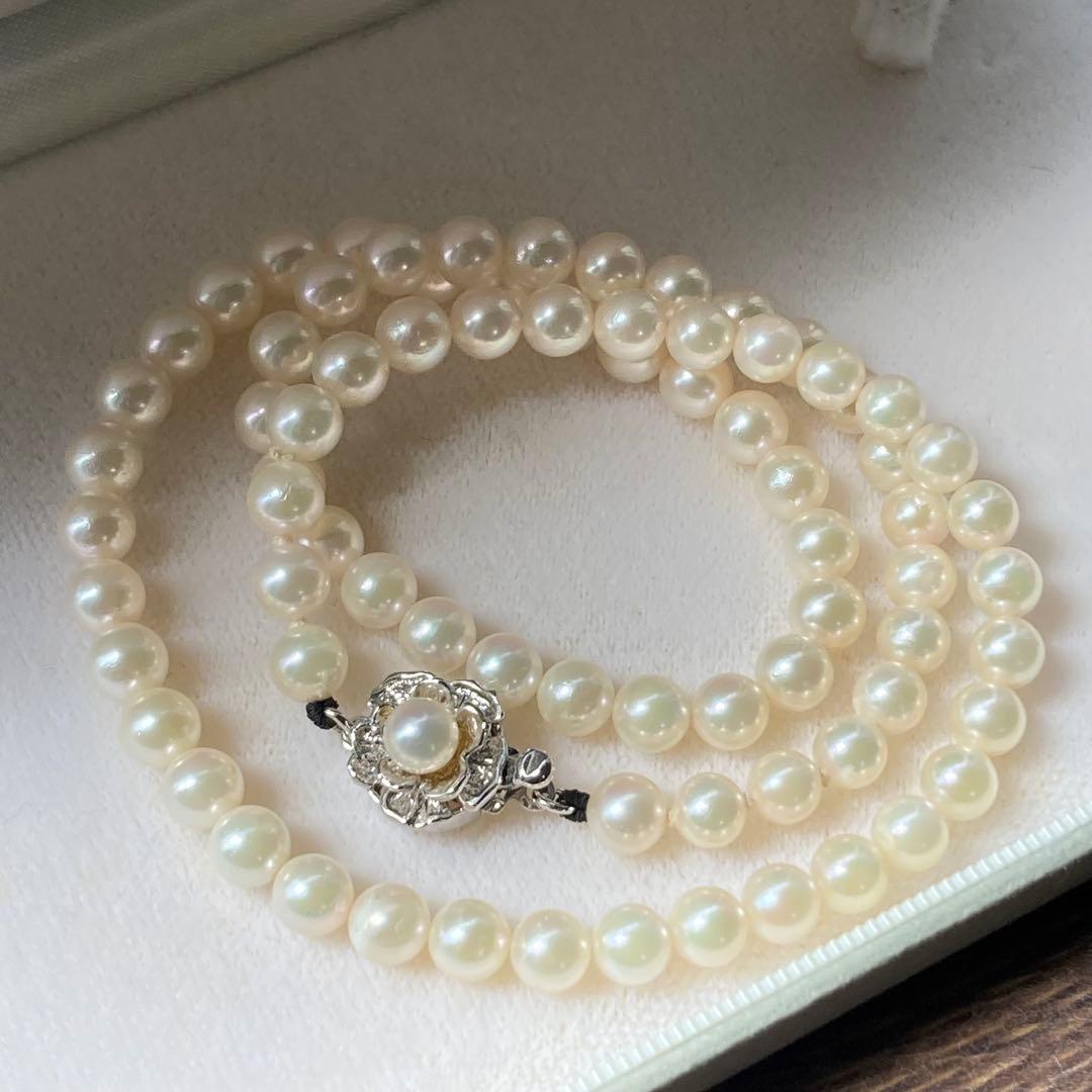 Close-up of Akoya pearl necklace featuring 5mm pearls and a silver clasp with 43.5 cm length