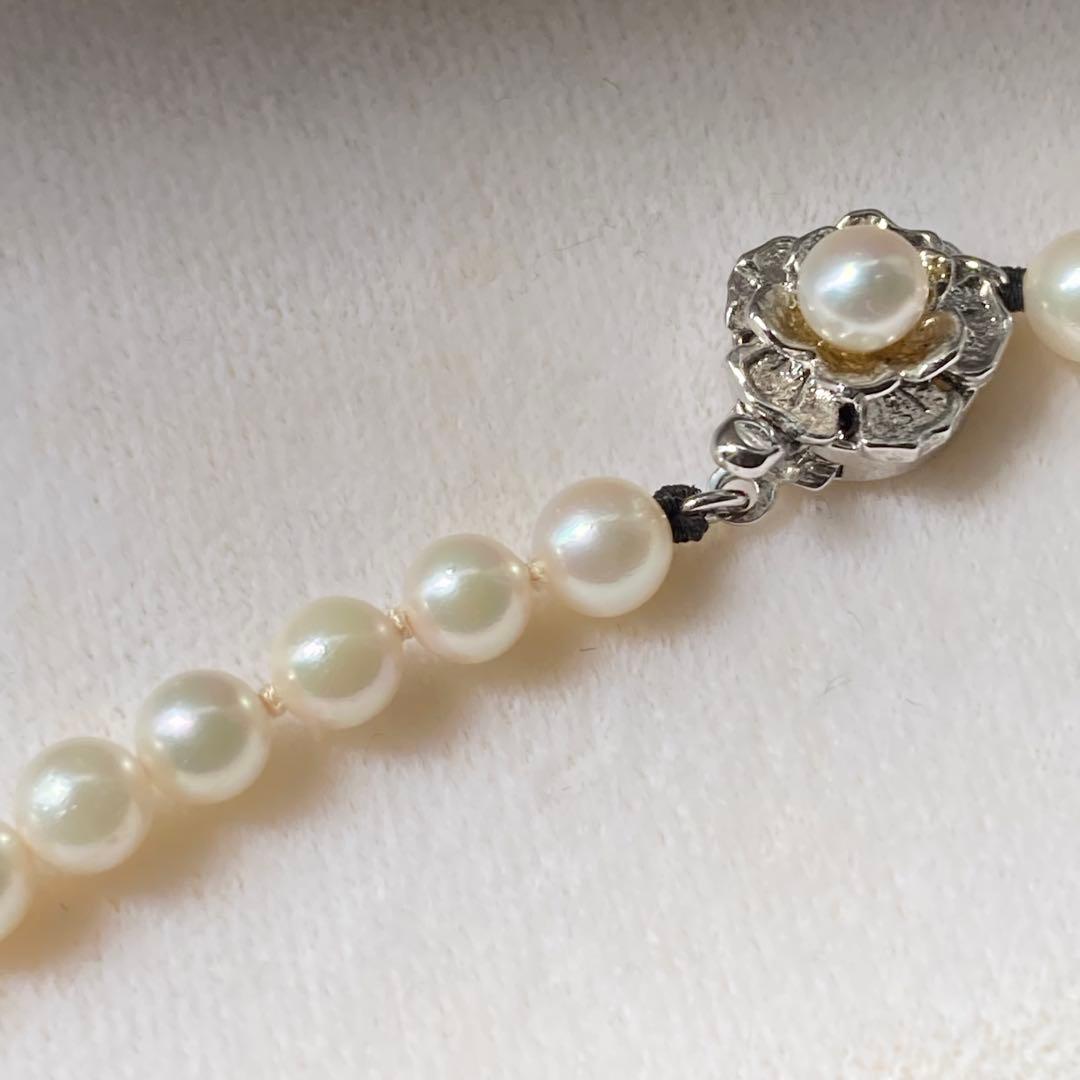 Close-up of Akoya pearl necklace featuring 5mm pearls and a silver clasp with 43.5 cm length