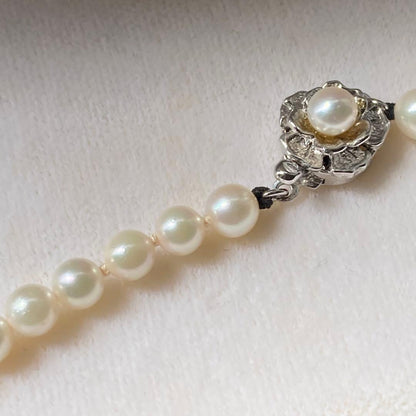 Close-up of Akoya pearl necklace featuring 5mm pearls and a silver clasp with 43.5 cm length