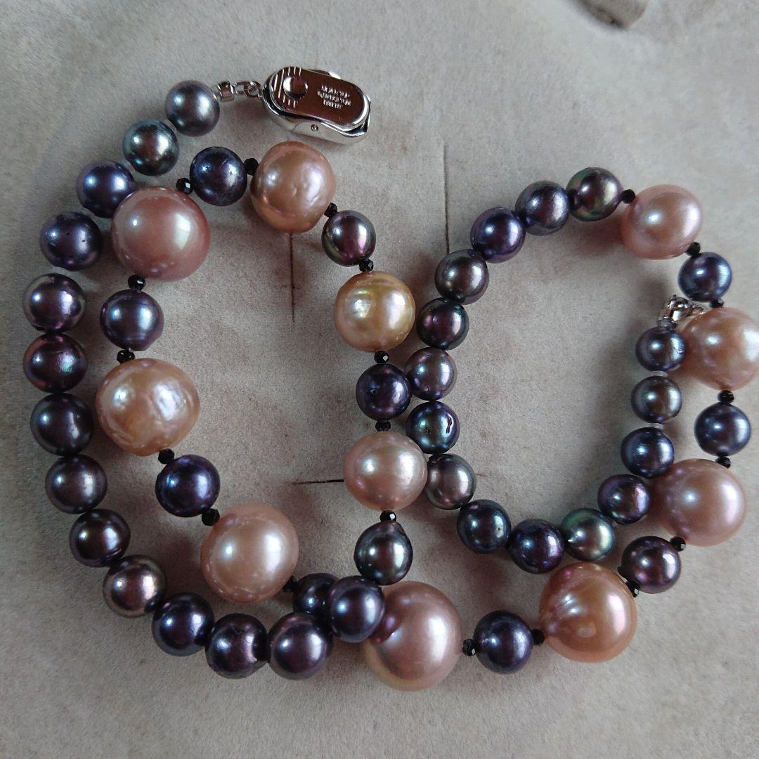 Law pearl necklace 44.5 cm long with 6 to 11 mm sized pearls displayed on white background