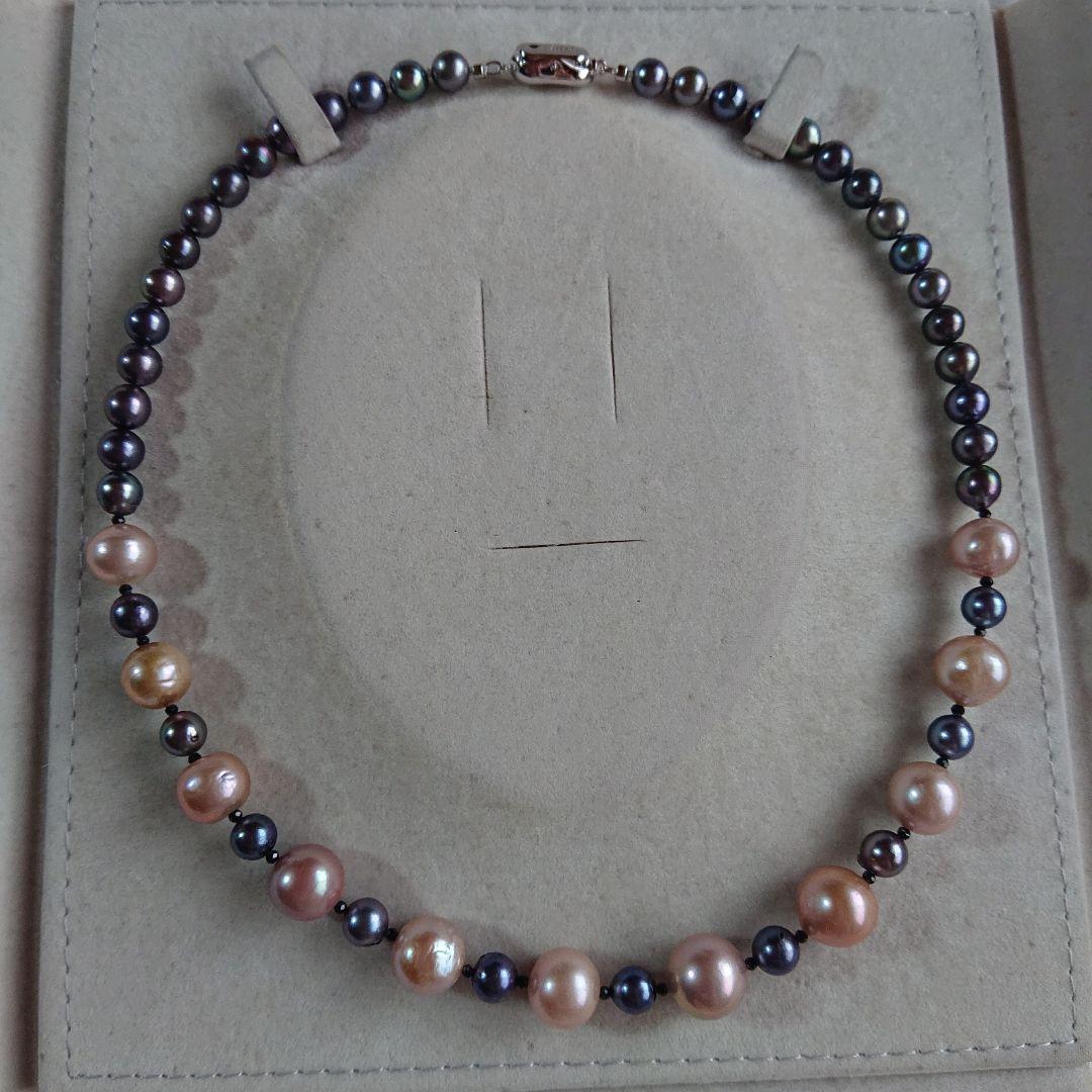 Law pearl necklace 44.5 cm long with 6 to 11 mm sized pearls displayed on white background