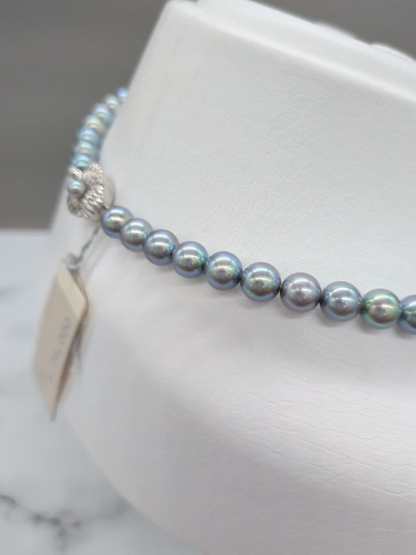 Akoya black pearl necklace featuring 7mm light peacock South Sea pearls with silver clasp, 42.3 cm length