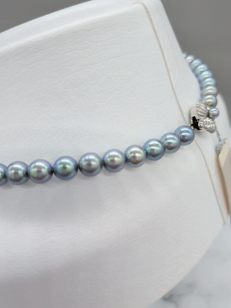 Akoya black pearl necklace featuring 7mm light peacock South Sea pearls with silver clasp, 42.3 cm length