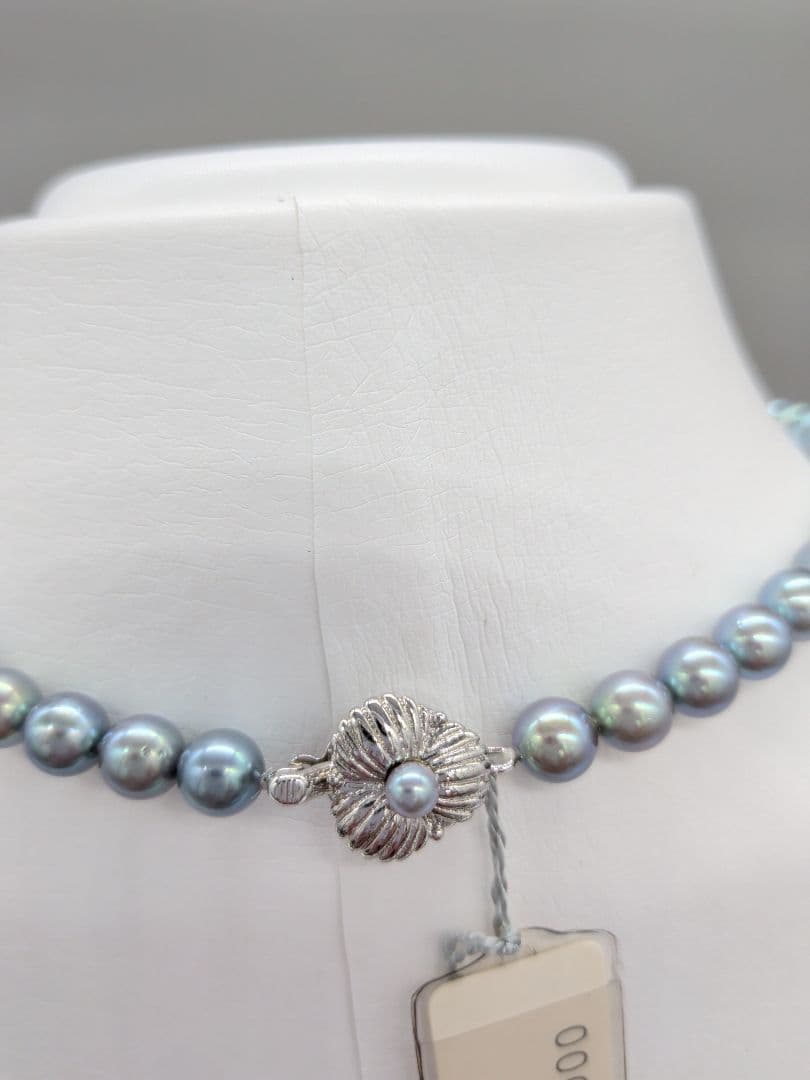 Akoya black pearl necklace featuring 7mm light peacock South Sea pearls with silver clasp, 42.3 cm length