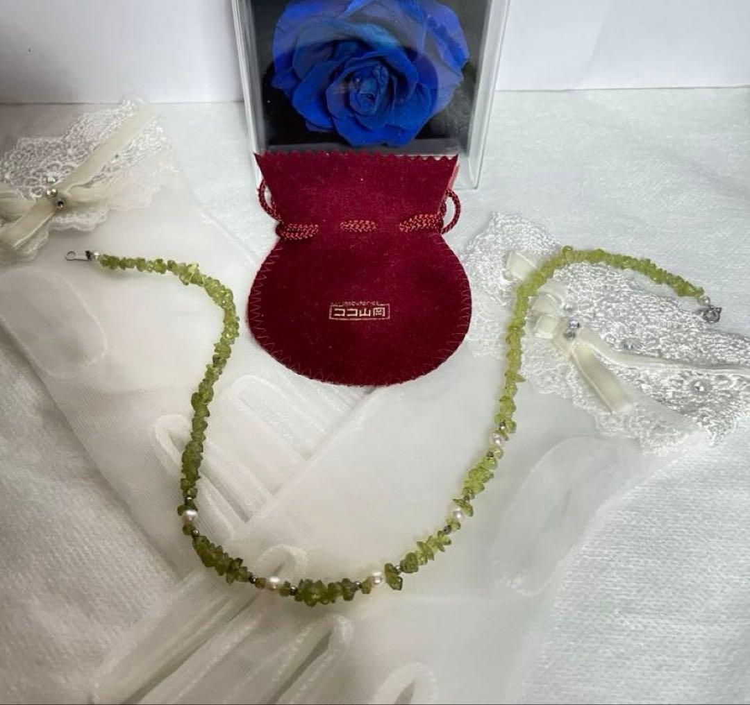 Pink Aurora Akoya Pearl necklace featuring 7 baby pearls and peridot stones with silver clasp