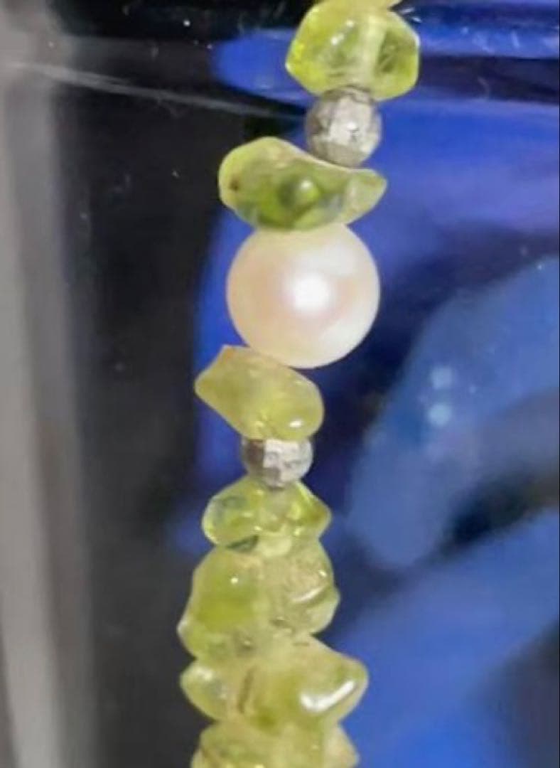 Pink Aurora Akoya Pearl necklace featuring 7 baby pearls and peridot stones with silver clasp