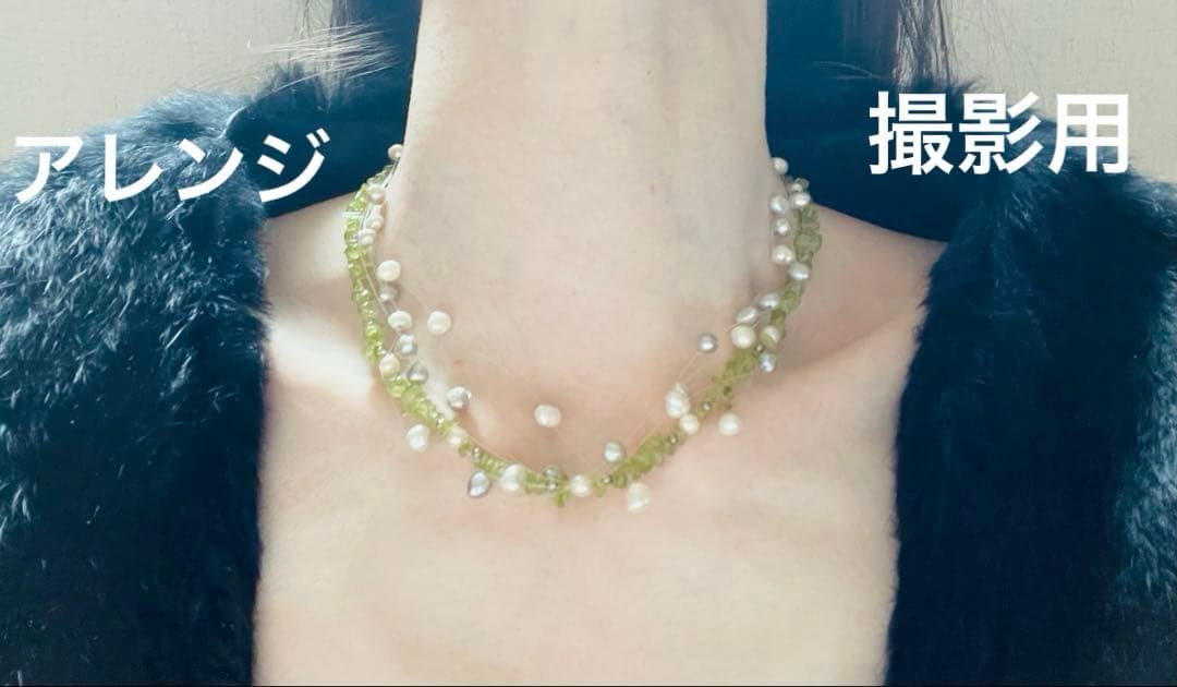 Pink Aurora Akoya Pearl necklace featuring 7 baby pearls and peridot stones with silver clasp