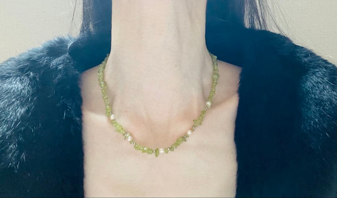 Pink Aurora Akoya Pearl necklace featuring 7 baby pearls and peridot stones with silver clasp