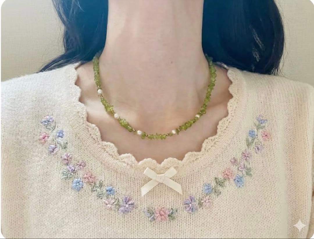 Pink Aurora Akoya Pearl necklace featuring 7 baby pearls and peridot stones with silver clasp
