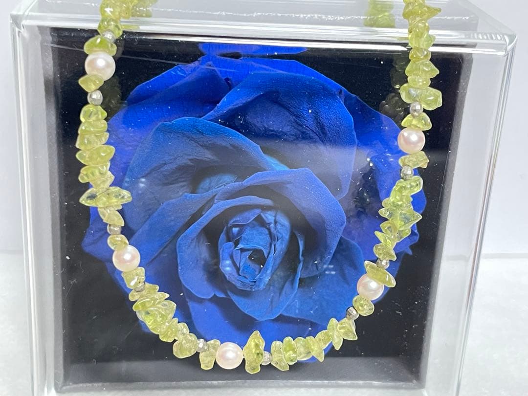 Pink Aurora Akoya Pearl necklace featuring 7 baby pearls and peridot stones with silver clasp