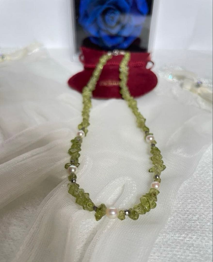 Pink Aurora Akoya Pearl necklace featuring 7 baby pearls and peridot stones with silver clasp
