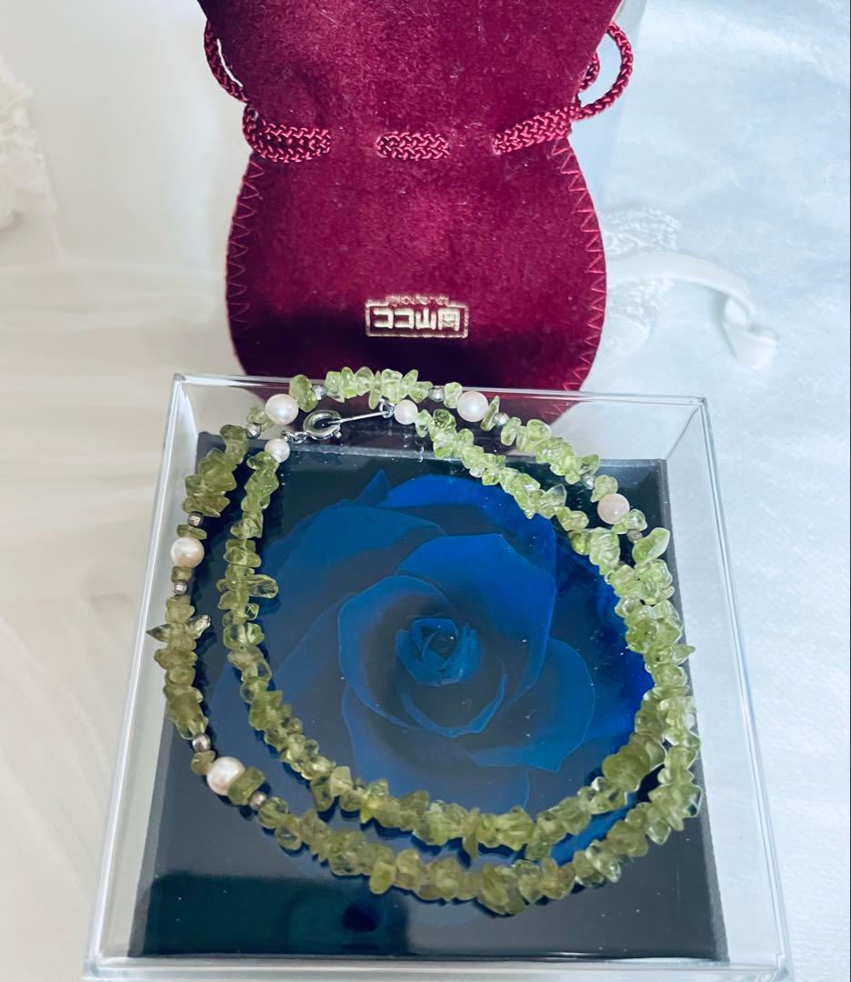 Pink Aurora Akoya Pearl necklace featuring 7 baby pearls and peridot stones with silver clasp