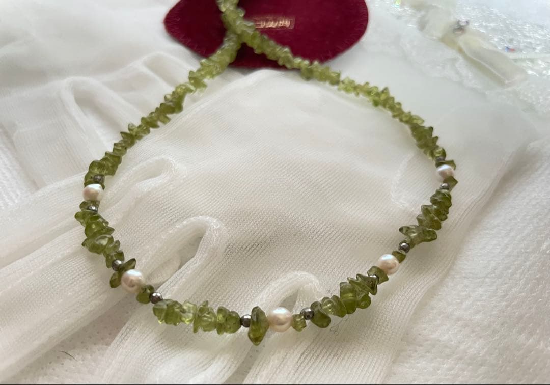 Pink Aurora Akoya Pearl necklace featuring 7 baby pearls and peridot stones with silver clasp