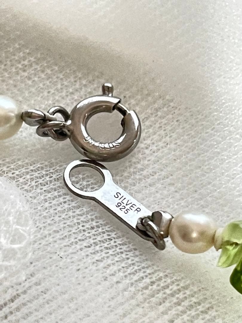 Pink Aurora Akoya Pearl necklace featuring 7 baby pearls and peridot stones with silver clasp