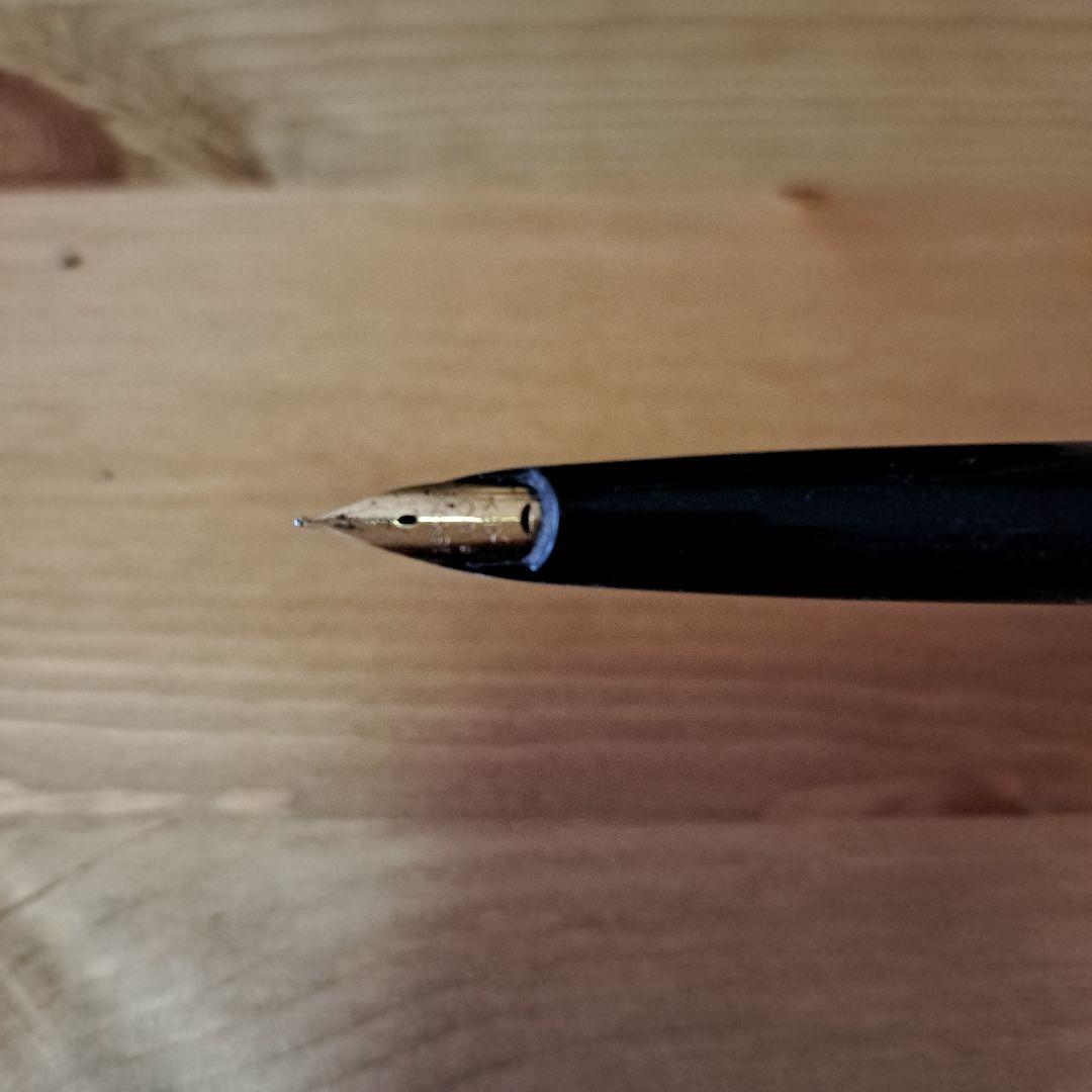 Black Pilot Elite fountain pen with 18k750 gold nib and resin metal body