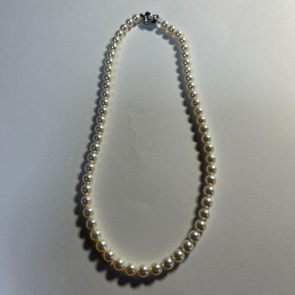 Pearl necklace with 6.5-6.9mm Akoya pearls in green pink series, 42cm length, silver clasp with old Takashi Pearl inscription