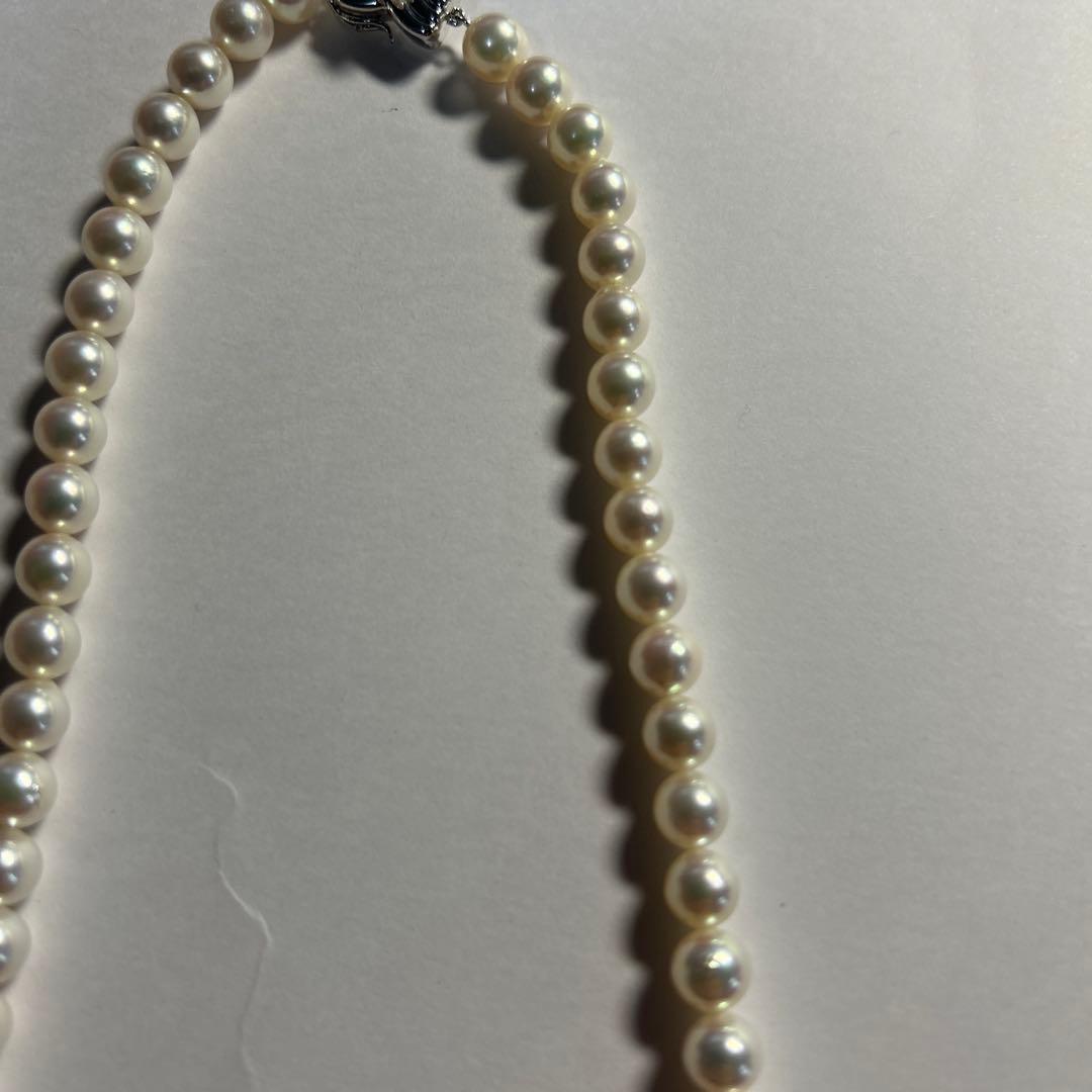Pearl necklace with 6.5-6.9mm Akoya pearls in green pink series, 42cm length, silver clasp with old Takashi Pearl inscription