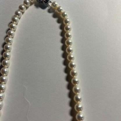 Pearl necklace with 6.5-6.9mm Akoya pearls in green pink series, 42cm length, silver clasp with old Takashi Pearl inscription