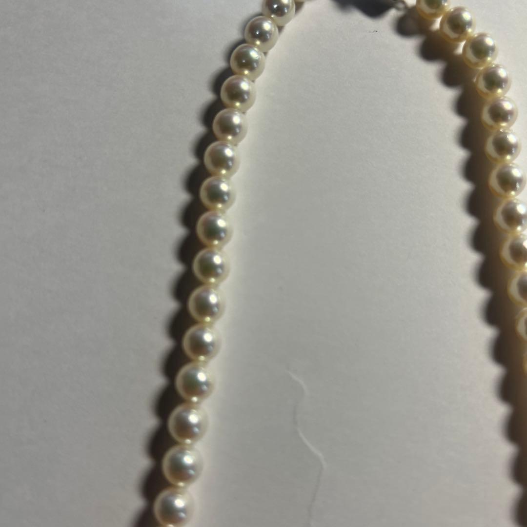 Pearl necklace with 6.5-6.9mm Akoya pearls in green pink series, 42cm length, silver clasp with old Takashi Pearl inscription