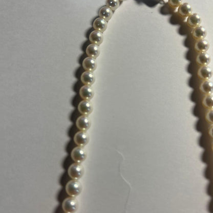 Pearl necklace with 6.5-6.9mm Akoya pearls in green pink series, 42cm length, silver clasp with old Takashi Pearl inscription