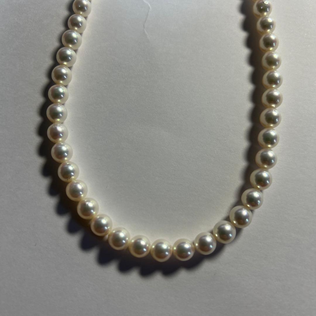 Pearl necklace with 6.5-6.9mm Akoya pearls in green pink series, 42cm length, silver clasp with old Takashi Pearl inscription