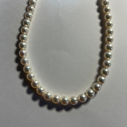 Pearl necklace with 6.5-6.9mm Akoya pearls in green pink series, 42cm length, silver clasp with old Takashi Pearl inscription