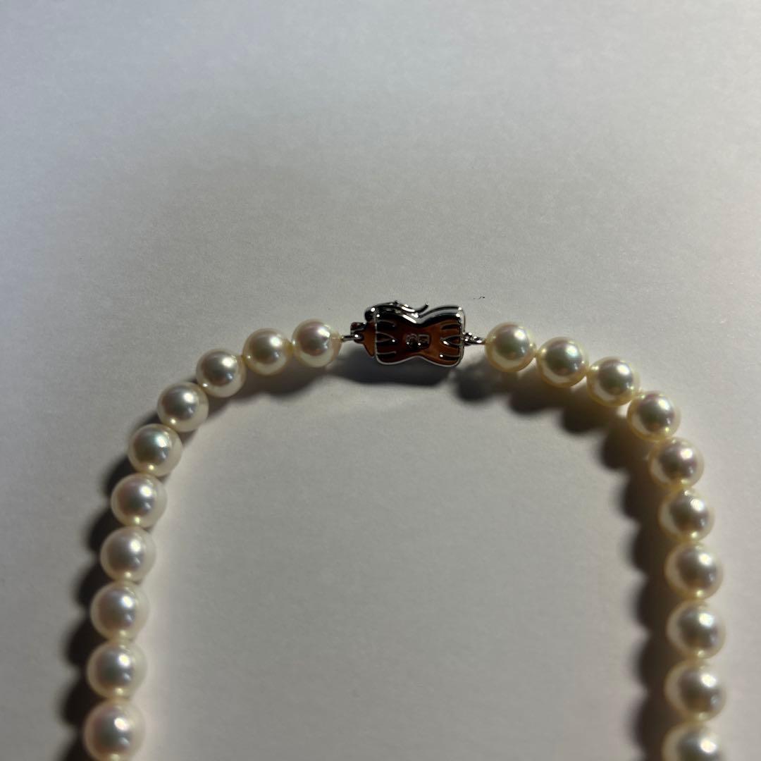 Pearl necklace with 6.5-6.9mm Akoya pearls in green pink series, 42cm length, silver clasp with old Takashi Pearl inscription