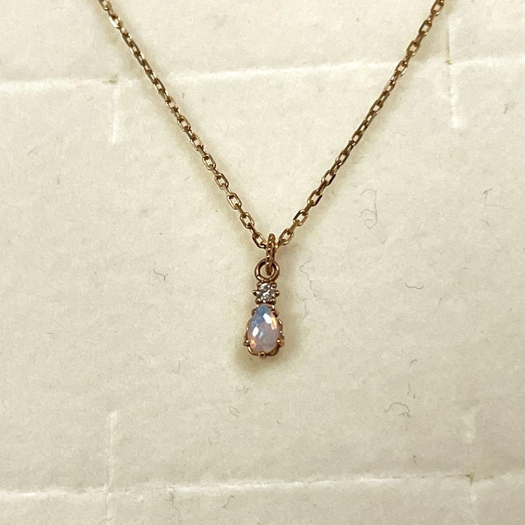 Agat K10 necklace in yellow gold with 5 mm pendant and 40 cm chain displayed on white background