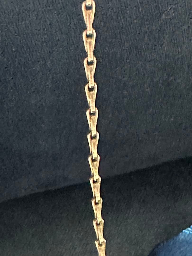 Silver chain necklace with a 40 cm length featuring a polished agate pendant