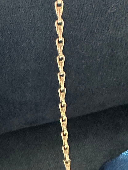 Silver chain necklace with a 40 cm length featuring a polished agate pendant
