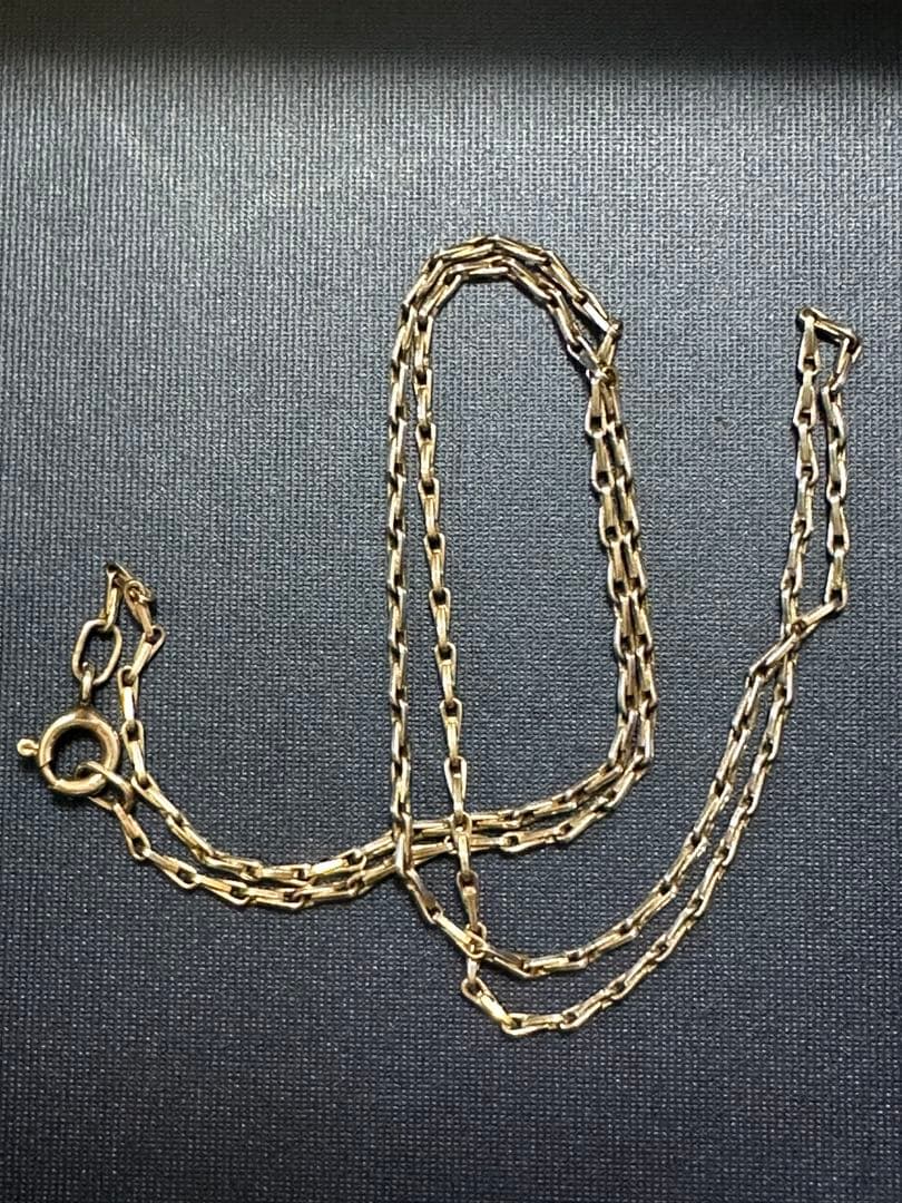 Silver chain necklace with a 40 cm length featuring a polished agate pendant