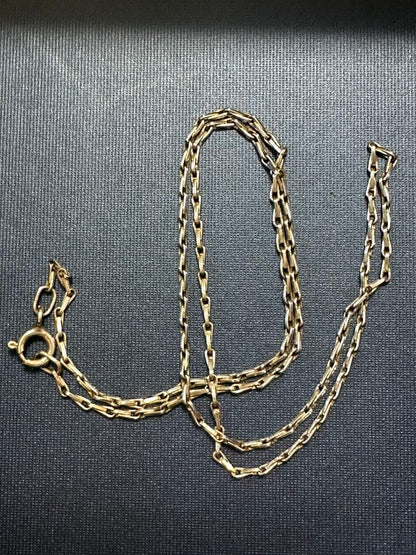 Silver chain necklace with a 40 cm length featuring a polished agate pendant