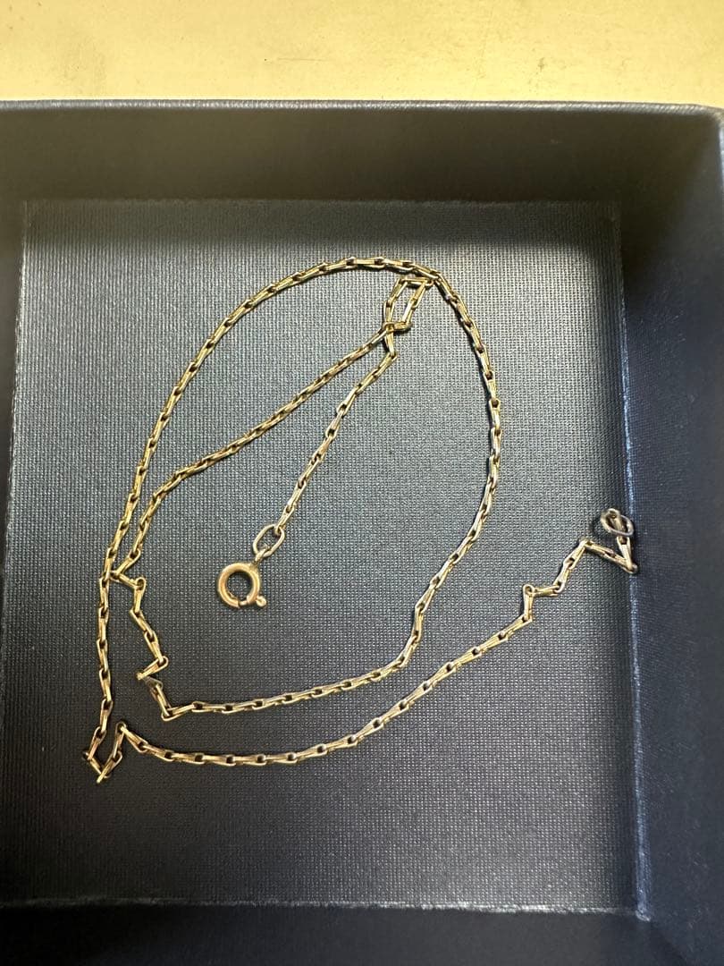 Silver chain necklace with a 40 cm length featuring a polished agate pendant