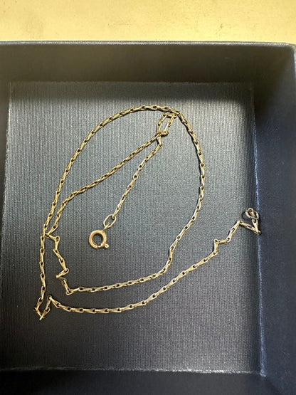 Silver chain necklace with a 40 cm length featuring a polished agate pendant